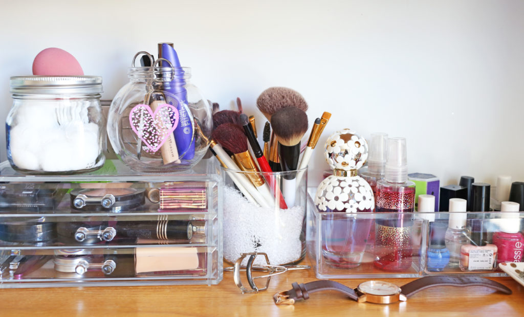 dorm-desk-makeup-organization